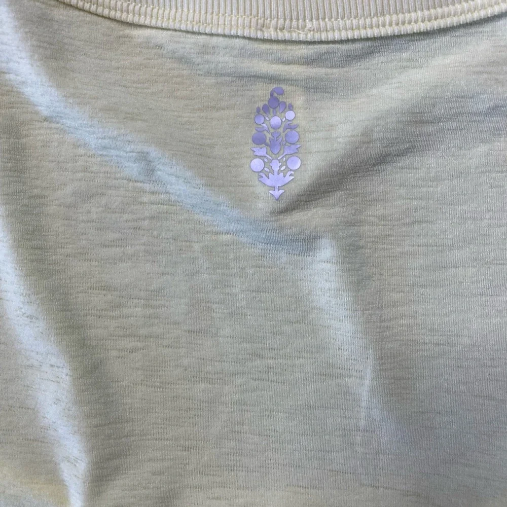 New without tags Free People Movement
Size Medium Crop top with side snaps - Picture 3 of 7